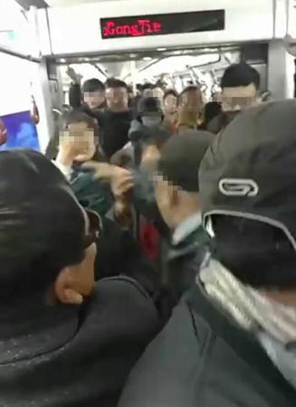 昨日，有网友发微博称，一位老人与一个女孩在地铁车厢里疑因让座发生争吵。网友供图