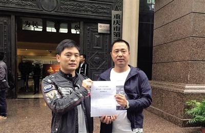 昨天,市第三中级公民法院宣判武隆景区状告《变形金刚4》一案,武隆景区担任人在胜诉后展现判定书。本报记者 李斌 摄