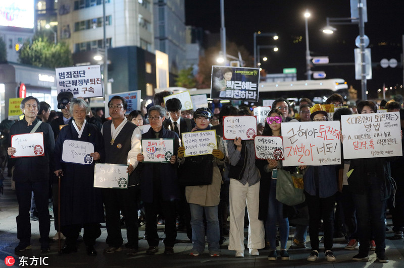 韩国民众举行示威活动，要求朴槿惠下台。