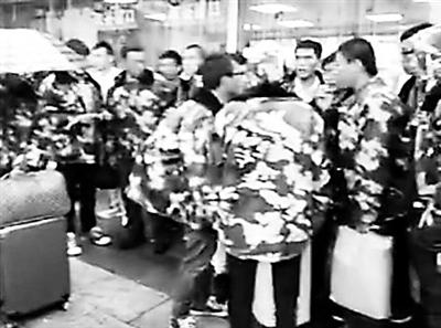 群众演员在火车站发现“带队”跑路视频截图