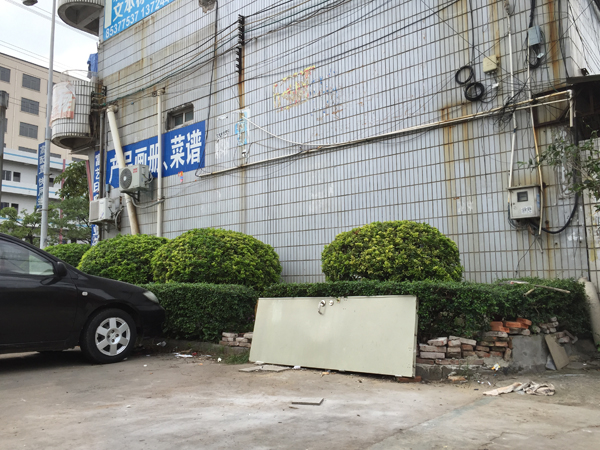 27日,运钞车方法“乌沙宝升厂站”公交车站时,打着双闪灯停在路边,追下去的黄某将行李包扔到地上,疾速在此处拿起两块砖头,接续追车砸车。