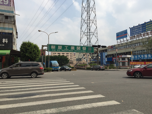 该十字穿插路口左近的一家通信店面店主黎方示意,其时,运钞车恰好停在十字路口的右边车道,排在榜首个等待,追下去的黄某从美化带捡起砖头,开端砸车。