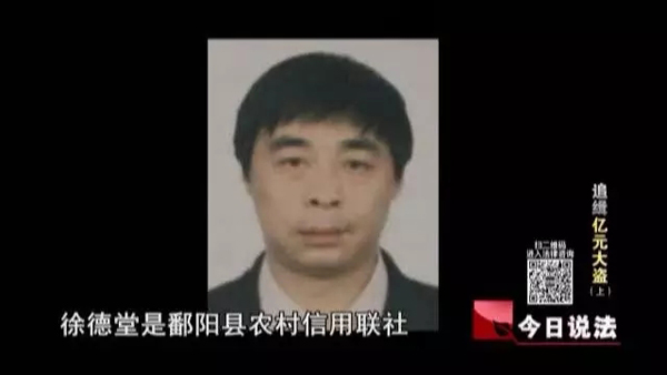 21万的利钱关于其时年支出缺乏3万元的李华波来讲相对是一笔巨款,面临这笔唾手可得的钱,他动了心,容许了徐德堂的恳求。李华波称是徐德堂先找他启齿乞贷,但在一份检方的考察资猜中,徐德堂却说,是李华波自动打德律风给他,要乞贷给他。