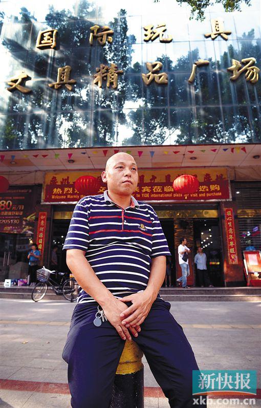 时隔多年,王国其再次回到事发地。