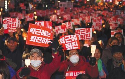 当地时间10月29日,韩国首尔,当地民众示威,要求总统朴槿惠下台。本版图片/视觉中国