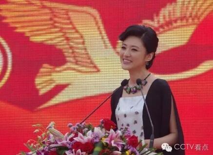 平时,我们在荧屏上看到的央视主持人们,光彩照人,妙语如珠,在观众面前展现着他们最好的样子。但在主持的背后,又有什么有趣或感动的故事?又是什么支撑他们一路向前?央视总编室微信公众号“CCTV看点”日前刊发文章《做主持人是一种怎样的体验?》,20位央视名嘴们分享了各自的主持心得。