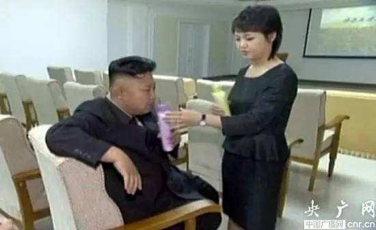 2014年7月16日，朝鲜中央电视台播放的一段视频画面显示，朝鲜最高领导人金正恩与夫人李雪主露面，画面中李雪主给金正恩递水杯。