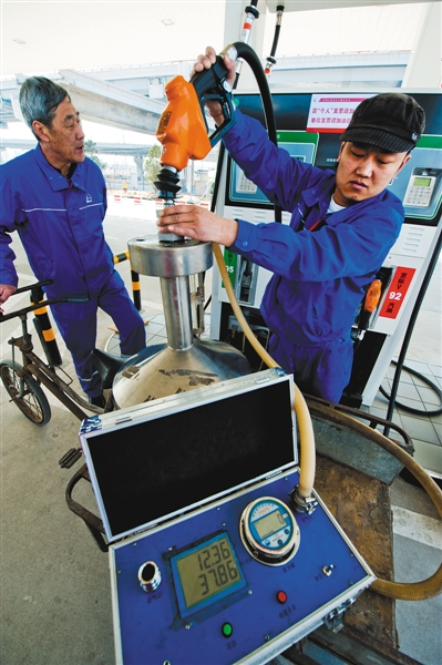 2015年3月24日,中石化北京石油分公司推行“藍天步履”系列流動,對加油站停止檢測。圖/視覺國家