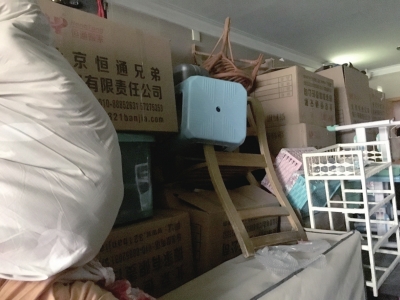 闫密斯家的物件被扔在楼道里。