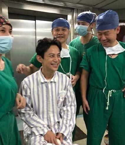 何炅录节目小腿扎伤紧急手术 微博报平安感谢医护