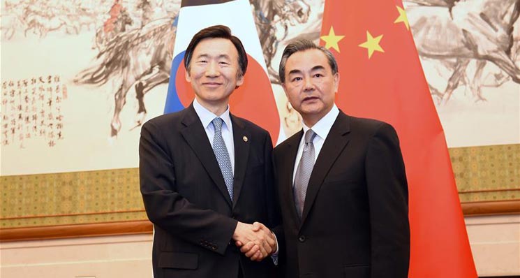 外交部长王毅在北京会见韩国外长尹炳世(来源:新华社)