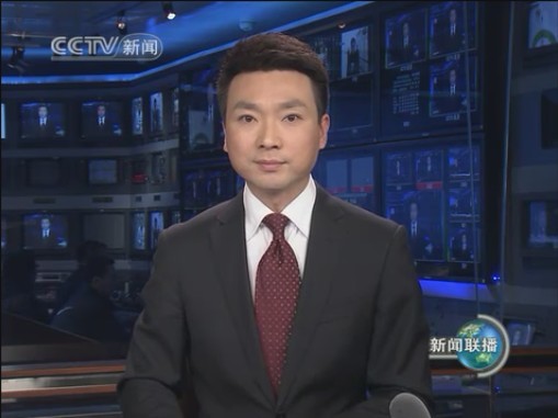 中央电视台的《新闻联播》是全国人民最关注、收视率最高的一档新闻节目。作为《新闻联播》的播音员,他们稳重、亲切,也成为了万众瞩目的荧屏“国脸”。这些播音员们有光环,自然也有压力。那么,播报《新闻联播》压力到底有多大?央视总编室微信公众号“CCTV看点”日前刊发文章,揭秘《新闻联播》主播们的幕后故事。
