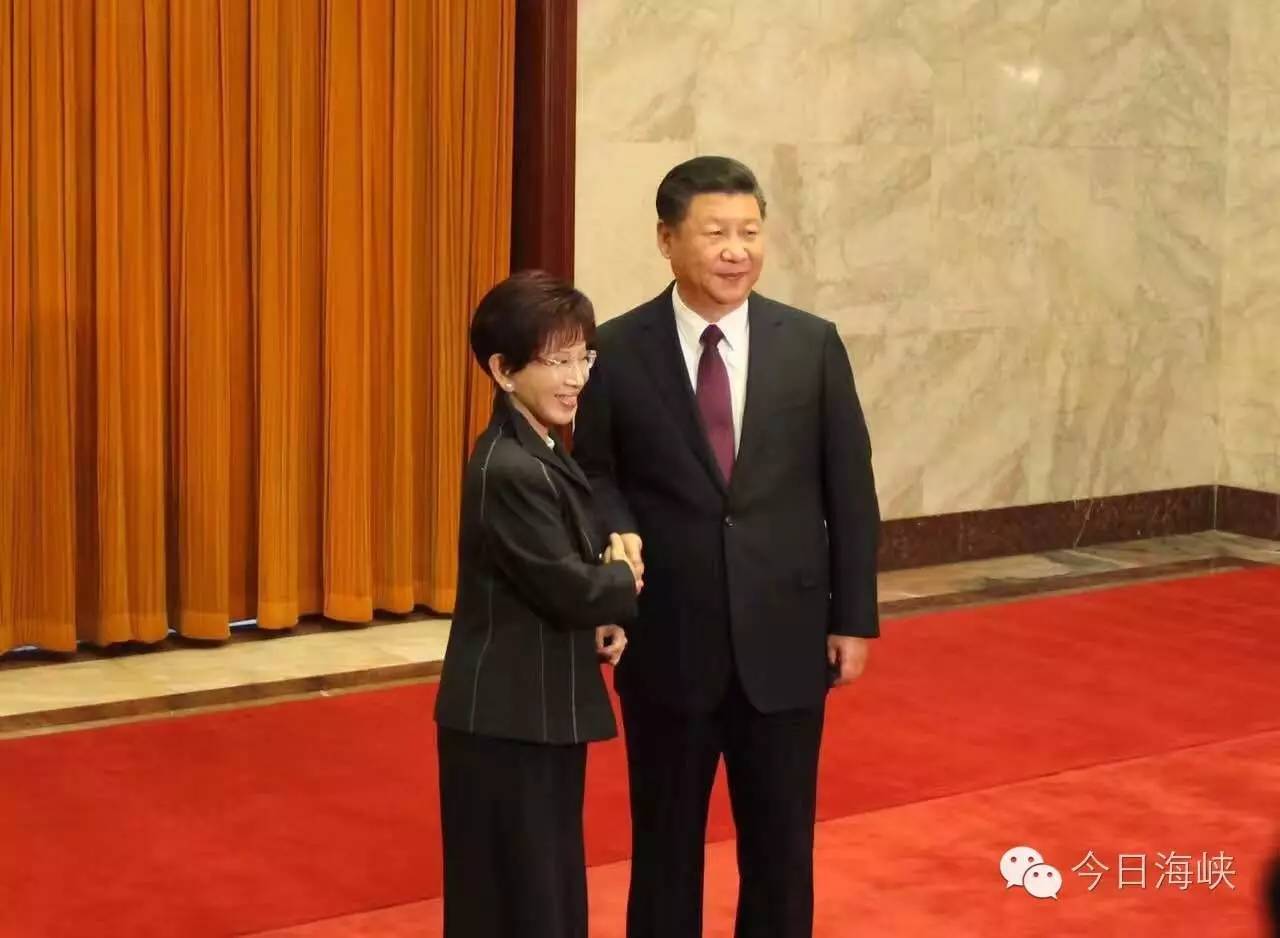 洪秀柱当选中国国民党主席后,深化“九二共识”、推进两岸和平发展制度化成为国民党的政纲。洪秀柱主席昨天在与习近平总书记会面时当面表示,国民党将积极扮演推动两岸和平制度化的角色,探讨以和平协议结束两岸敌对状态的可能性。