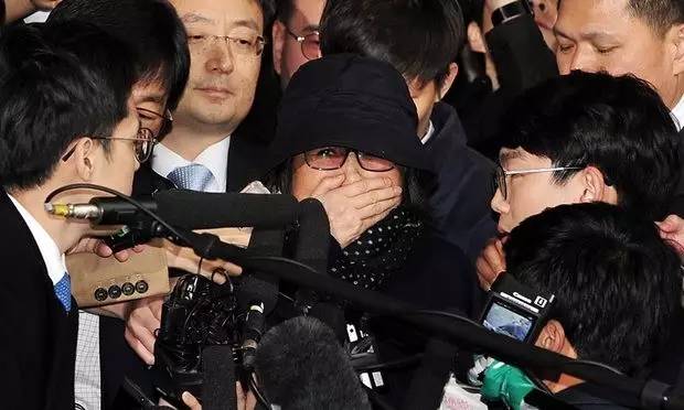 当地时间10月31日，朴槿惠“闺蜜”崔顺实现身首尔中央地方检察厅，应检方传唤接受调查