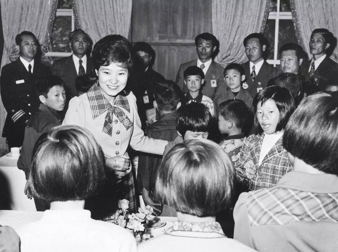 70年代，朴槿惠在母亲遭枪击身亡后扮演起“第一夫人”的角色。