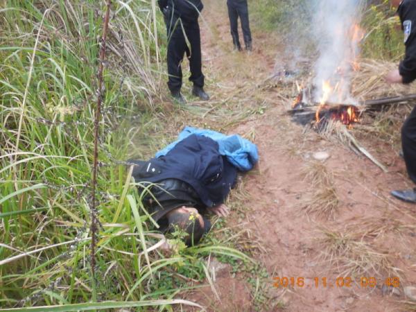 由于天气寒冷,该男子体温下降,民警立即生火给该男子取暖,并将警服脱下盖在身子身上。