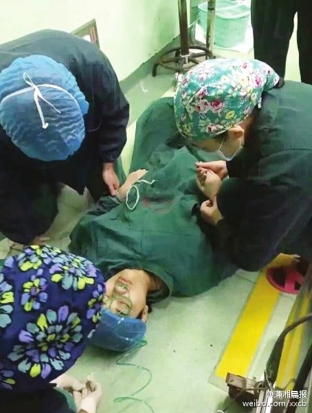 女医生躺在了手术台下 抢救羊水栓塞产妇时累晕