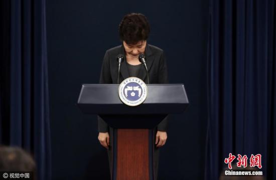 韩国JTBC电视台10月24日曝光总统“亲信干政”事件,称在韩国总统亲信崔顺实委托物业处置的办公室电脑中,发现包括44份总统演讲稿在内的200多份文件。此后,韩国检方于3日晚以逮捕令状逮捕了崔顺实,将彻底调查她的罪行。