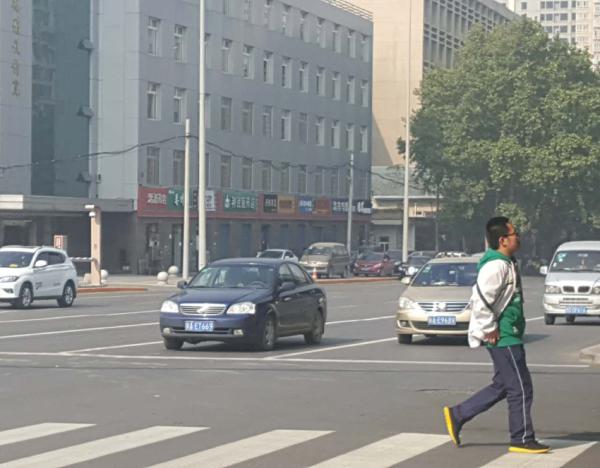 11月4日午时,西安东二环咸宁立交桥十字路口处,一辆尾号为9的私人车正在等红灯。
