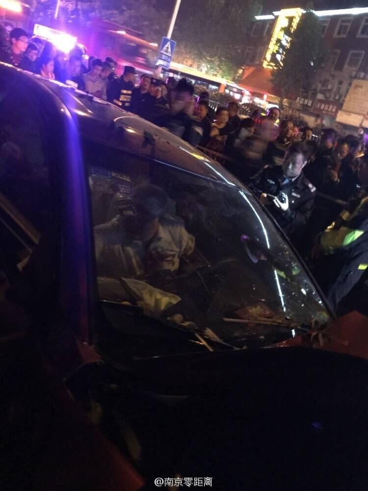 11月4日晚上10时左右，南京市迈皋桥附近发生一起涉嫌酒驾肇事事故。事故导致路边公交站台等车的一对母子1死1伤。男孩只有九岁，读小学三年级，今天刚刚参加完期中考试。母亲受伤已送医院抢救。