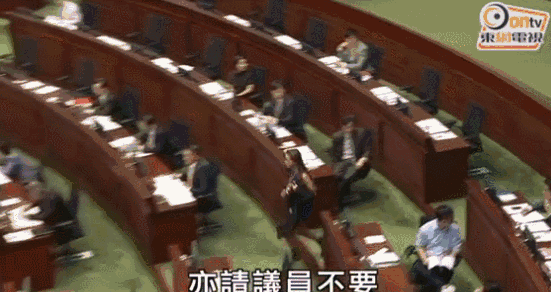 据报导,香港立法会当天上午11时复会,立法会秘书处再次在集会厅门外摆放告示,指游梁不得进入集会厅内。集会一开端,议员刘小丽即步出至主席台前预备宣誓,时期议员何君尧提出规程成绩,但不获主席接收,刘小丽亦未有理睬方圆声响接续宣誓,不到30秒已完结全部宣誓。而在刘宣誓结束后,游蕙祯及梁颂恒即硬突入集会厅。