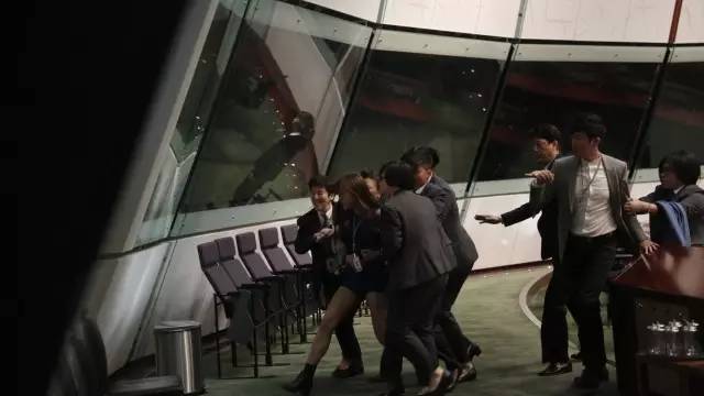 香港立法会主席梁君彦示意,游梁两人当日的宣誓有效,重申两人宣誓要押后直至法庭有决议,若法庭本周有判决,置信事情可简单处置。一起,对准游梁二人硬闯立法会事情,梁君彦示意,激烈斥责暴力举动。他翻查录影片断,见游梁等共10多人分乘两部起落机,高叫“一二三冲”后立刻打击,描述是有安排暴力步履。他指游梁屡次惹起次序成绩,罔顾他人平安,因为其时状况失控,故需要秘书处报警,指望警方严峻处理。