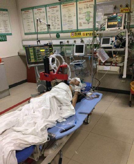 11月3日16时许，宝安松岗坑尾上新路某楼楼梯口有一男孩上吊，送到医院时已无生命迹象。 @财新网 图
