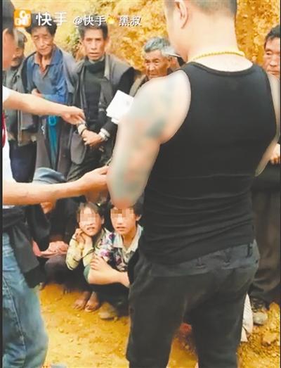 做“伪慈悲”的主播“快手杰哥”将发给乡民的钱收了回去 视频截图