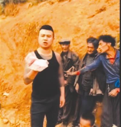 此前直播时,主播“快手杰哥”称要给乡民发钱 视频截图