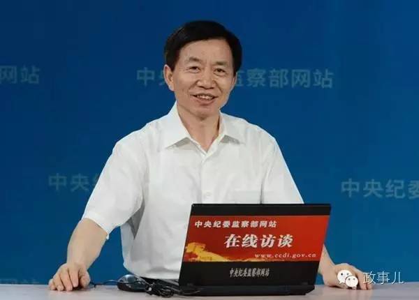 从南京大学文科班专业后,1977年,年方23岁的黄树贤回到老家、江苏省扬中县,成为长旺公社文化站的代理站长。由此起步,黄树贤在扬中县工作了8年,历任县委办公室秘书、副主任,代县长,县委书记等职。