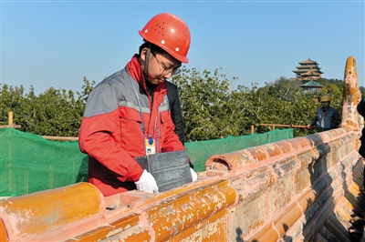 11月8日,寄意风调雨顺的宝匣被放入大高玄殿正殿琉璃脊正中脊筒子内,匣子是嘉靖年间制作,内放五谷五钱五宝,外部另有合金匣未开。新京报记者 浦峰 摄