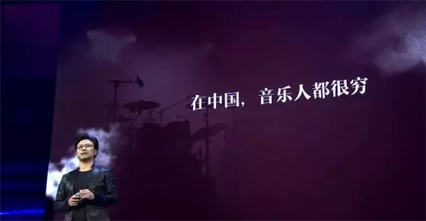 在坐的观众,你们处置着林林总总的工作,大概支出有高有低,辛劳水平各有相同,大概有一天你们会为了谋求其余的人生现实,比方更好的寓居前提,或是更清爽的氛围而分开北京,但最少不会由于生计窘迫、由于租不起房、养不发迹人而分开,但在音乐界这个金字塔的基座部位,确实另有很多的音乐人挣扎于生计线上。