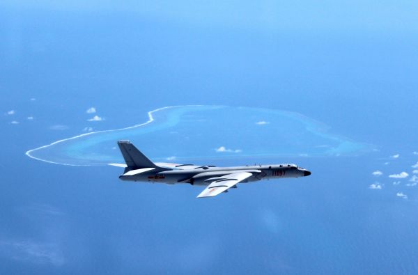 资料图片:空军轰-6K飞机在黄岩岛等岛礁附近空域巡航。 新华社发(刘锐 摄)