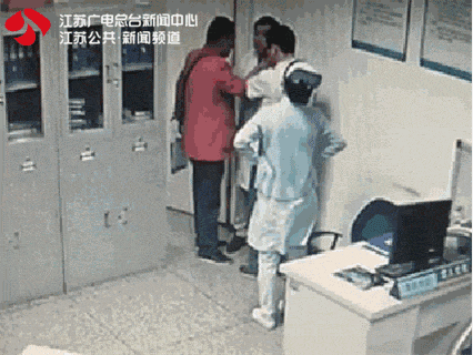 南京男子与医生口角后握手道歉被拒绝，将医生鼻梁撞骨折