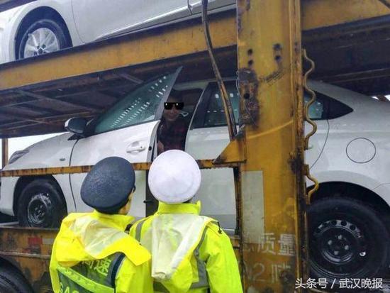 男子裹浴巾高速路上逼停货车:送我奔驰 结婚用