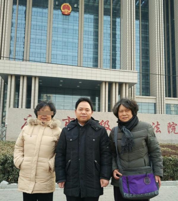 2016年初,最后一次庭审期间,陈春薷(右)和大姐陈春华,律师徐昕在唐山