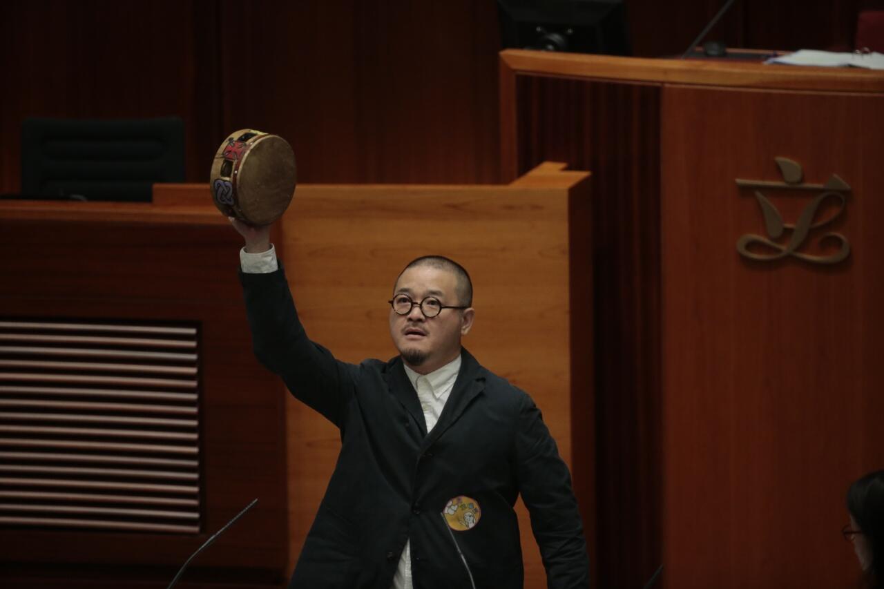 香港议员宣誓风波 中联办公布辱华议员名单