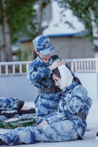 《真正男子汉》走进空军 沈梦辰夺新兵蔡俊杰"初吻"