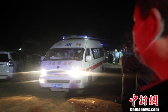 10日23时10分，经过连续108个小时的救援，河北蠡县落井儿童被成功挖出，经现场医疗专家鉴定确认死亡。 于俊亮 摄