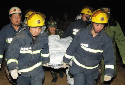 11月10日晚22点40分许，坠井男童被找到，消防队员将其转移至救护车。