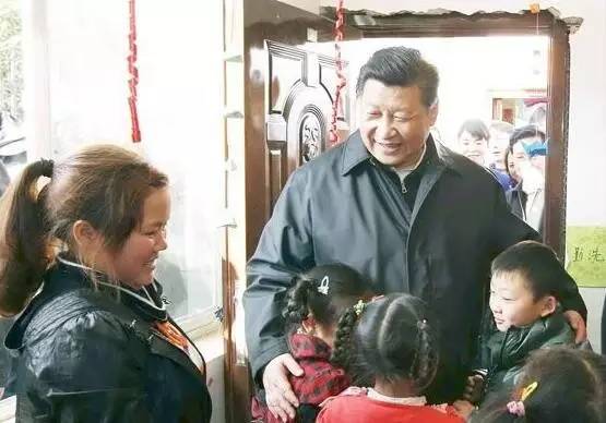 习近平来到鲁甸县小寨镇甘家寨红旗社区过渡安置点，走进儿童活动室，同孩子们玩游戏