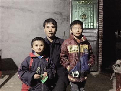 范小勤和爸爸范家发及哥哥在一起。