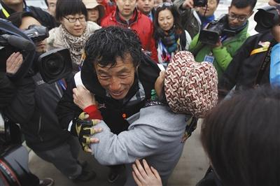 2013年4月5日,青島,舉世帆海返來的郭川與親朋擁抱。