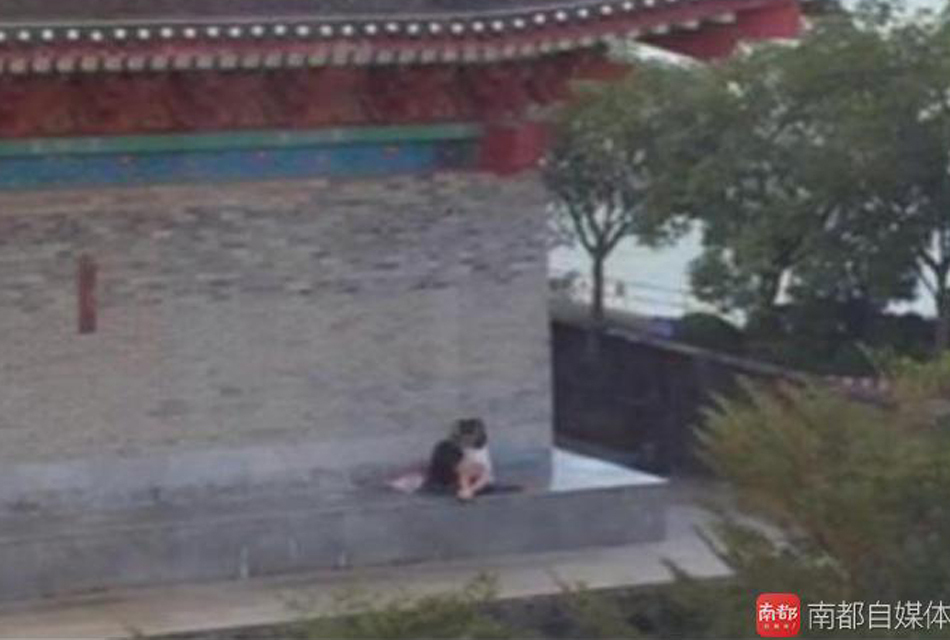 ϶Ѷ ף һŮƵڲٻ˵Ȧ΢Ⱥ贫ƵУһŮڿƻ㳯вΪݳ־ֽ϶߱ʾѶԸƵչ顣