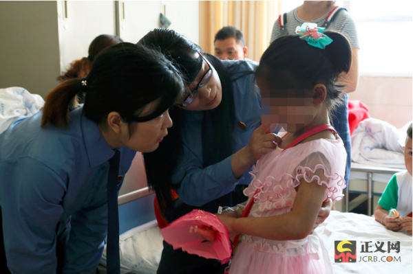 四川虐童养母被判1年零9个月 女孩已重返校园(图)