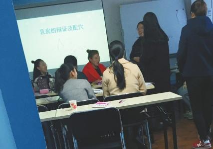成都走马街某训练组织正在给教员上课。
