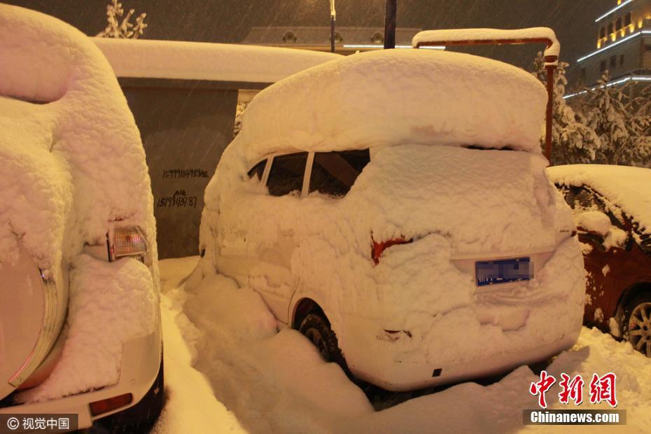 新疆阿勒泰迎大雪天气 街头车辆被雪埋(图)