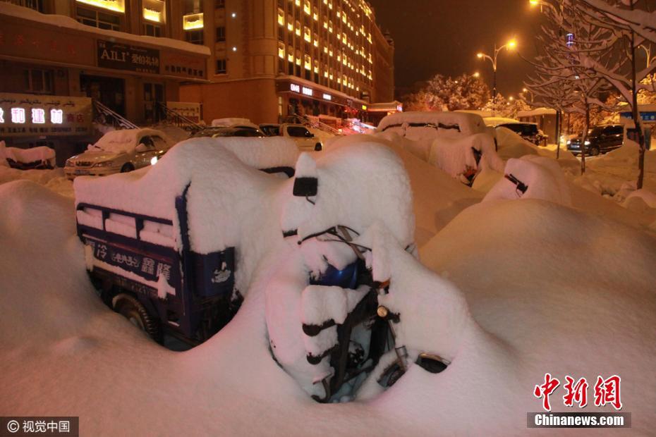 新疆阿勒泰迎大雪天气 街头车辆被雪埋 (组图)