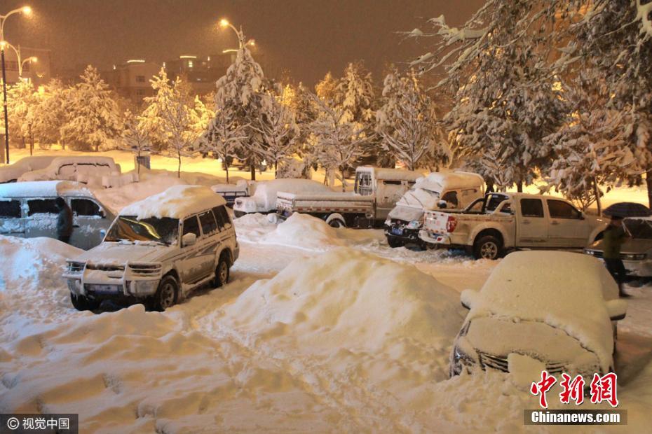 新疆阿勒泰迎大雪天气 街头车辆被雪埋 (组图)