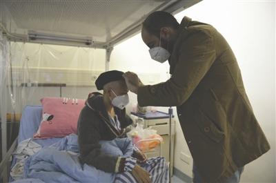 36岁的以色列人小麦在关照患病的41岁女友徐冉